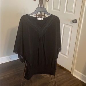 🖤 Black V-neck top with crocheted lace detail!